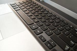 teclado de laptop prata com teclas pretas close-up foto