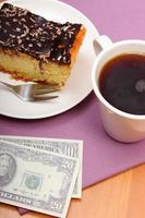 pagando por cheesecake e café no café, conceito de finanças