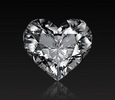 diamante em forma de coração, isolado no fundo branco. renderização 3D foto