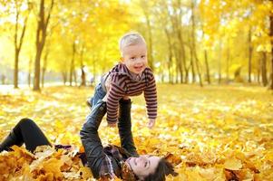 mãe e criança andam no parque outono foto