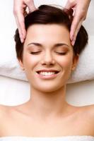 massagem de rosto. close-up de uma jovem mulher, recebendo tratamento de spa. foto