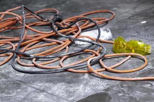 bobinas de cabo elétrico, deitado no chão no local de trabalho foto