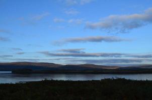 bela paisagem de céu azul na ilha de skye foto