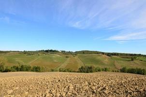 campo arado na zona rural da Toscana foto