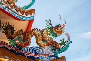 dragões no templo chinês foto