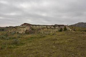 butte colorido na paisagem rural da dakota do norte foto