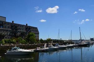 barcos ancorados no porto de boston durante o verão foto