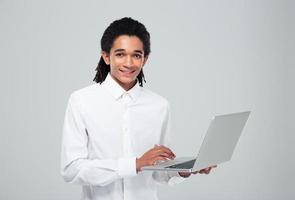empresário americano afro usando laptop foto