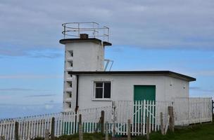 antiga estação da guarda costeira acima do mar irlandês na inglaterra foto