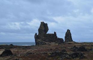 vista fantástica da formação rochosa de lava ao longo da costa foto