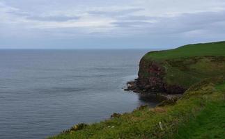 falésias costeiras ao longo do mar irlandês em st bees foto