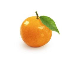 tangerina ou tangerina com folhas isoladas no fundo branco foto