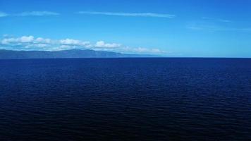 vista aérea com vista para a superfície da água do lago baikal foto