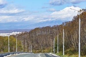 paisagem com vista para a estrada, a cidade e o vulcão. kamchatka foto