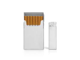 maço de cigarros e isqueiros isolados no fundo branco foto