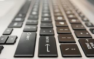 close de teclado de computador portátil foto
