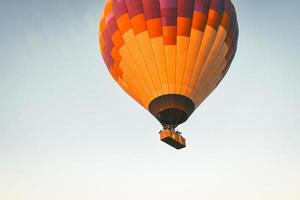 famosa atração turística da capadócia é um voo aéreo. a capadócia é conhecida em todo o mundo como um dos melhores lugares para voos com balões. Capadócia, Turquia. foto