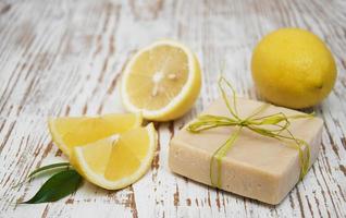 pedaço de sabonete artesanal de limão foto