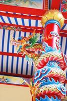 escultura de dragão no templo chinês. foto