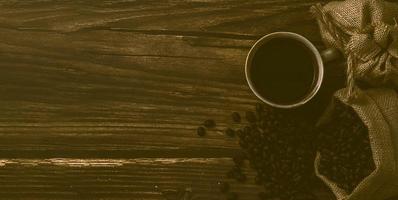 adoro beber café, canecas e grãos de café na mesa foto