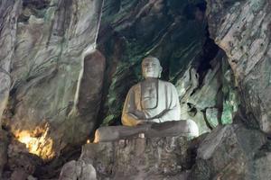 estátua budista na caverna