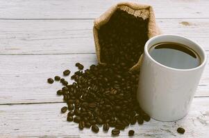 adoro beber café, canecas e grãos de café na mesa foto