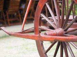 roda de carroça de madeira foto