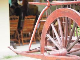 roda de carroça de madeira foto