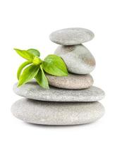 equilíbrio de seixos zen. conceito de spa e saúde. foto
