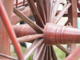 roda de carroça de madeira foto