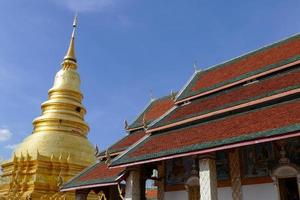 arquitetura do templo budista tradicional e pagode dourado foto
