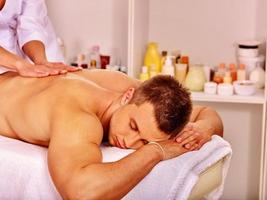homem recebendo massagem no spa foto