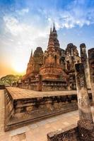 parque histórico de sukhothai a cidade velha da Tailândia no pôr do sol foto