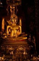 estátua budista dourada