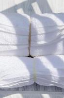 toalhas de spa branco em um conjunto com óculos de sol foto