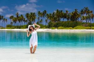 mulher caucasiana repousa em praia bela foto