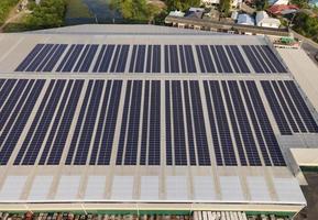 imagem de drone aéreo de painéis solares instalados no telhado de um grande edifício industrial ou armazém. edifícios industriais.a energia renovável fontes sustentáveis energia verde fotovoltaica. foto