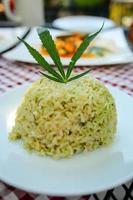 arroz uma mistura de folhas de cannabis, desenvolvida para os amantes da saúde em uma forma nova, licenciada e legal. segurança garantida, ajudar a aliviar a ansiedade, reduzir a tristeza. conceito de cannabis para a saúde. foto