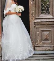 linda noiva caucasiana em lindo vestido