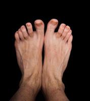 par de pés masculinos caucasianos isolados foto