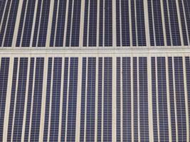 imagem de drone aéreo de painéis solares instalados no telhado de um grande edifício industrial ou armazém. edifícios industriais.a energia renovável fontes sustentáveis energia verde fotovoltaica. foto