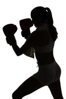 uma mulher caucasiana, boxe, exercitando-se no estúdio de silhueta isola
