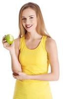 linda mulher caucasiana causal, segurando a maçã verde fresca com foto