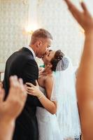 lindo casal caucasiano recém casado e dançando sua primeira dança foto