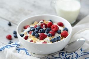 café da manhã saudável com iogurte e frutas frescas foto