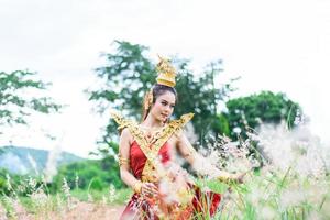 mulher usando vestido tailandês típico com estilo tailandês foto