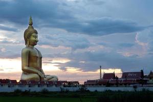 ao ar livre do famoso grande Buda sentado no templo tailandês. foto