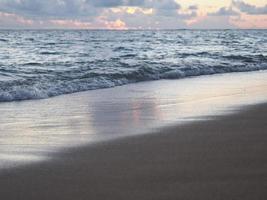 praia crepuscular de waikiki foto