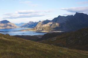 paisagem norueguesa de verão com vista ryten pico, ilhas lofoten, nordland foto