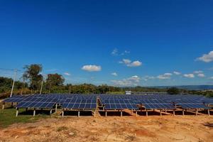 células solares em um grande campo foto